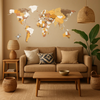 Weltkarte aus Holz im Wohnzimmer montiert – Naturfarben und Design
